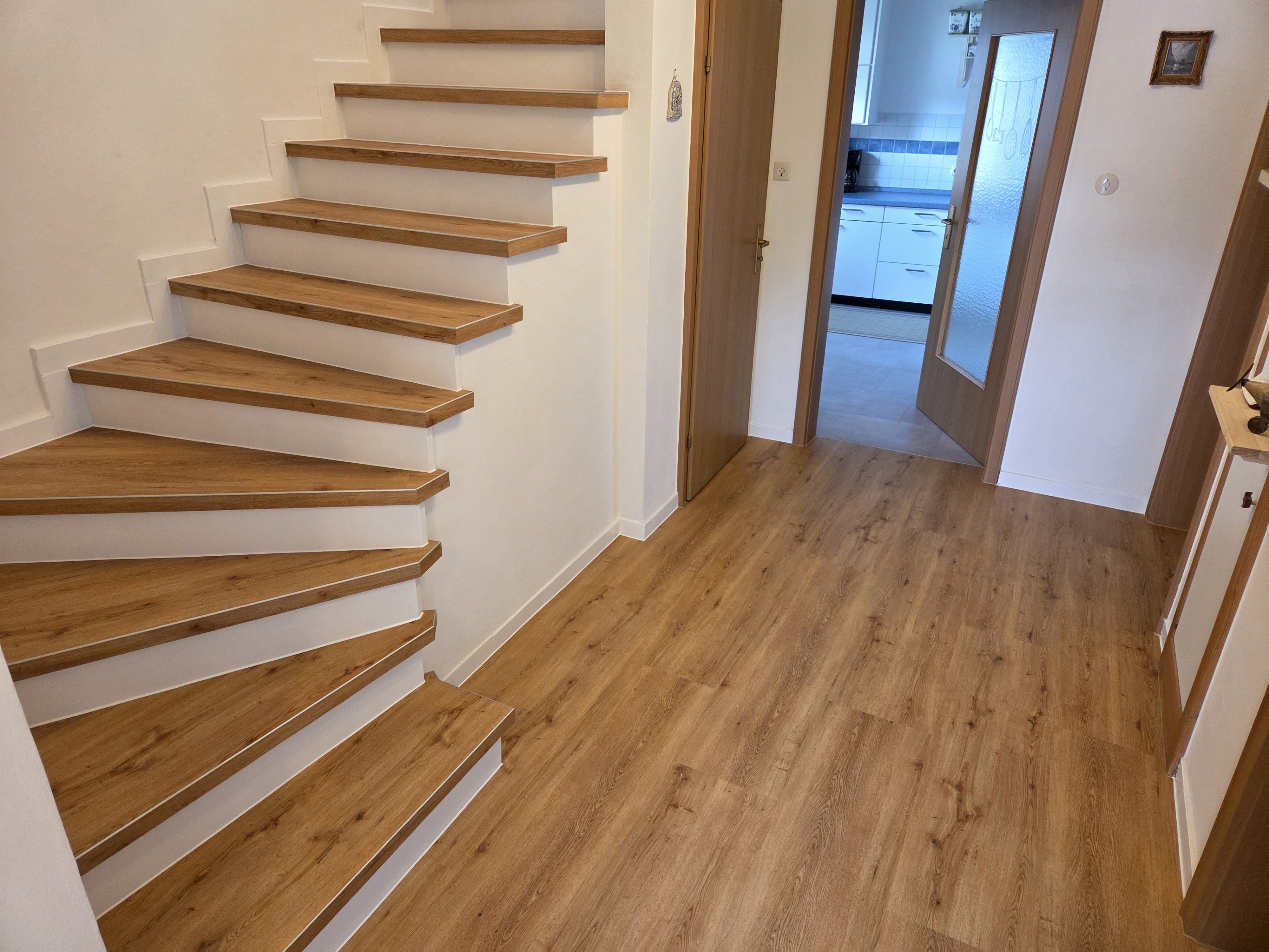 Holztreppe mit passend abgestimmtem Holzboden im Wohnbereich
